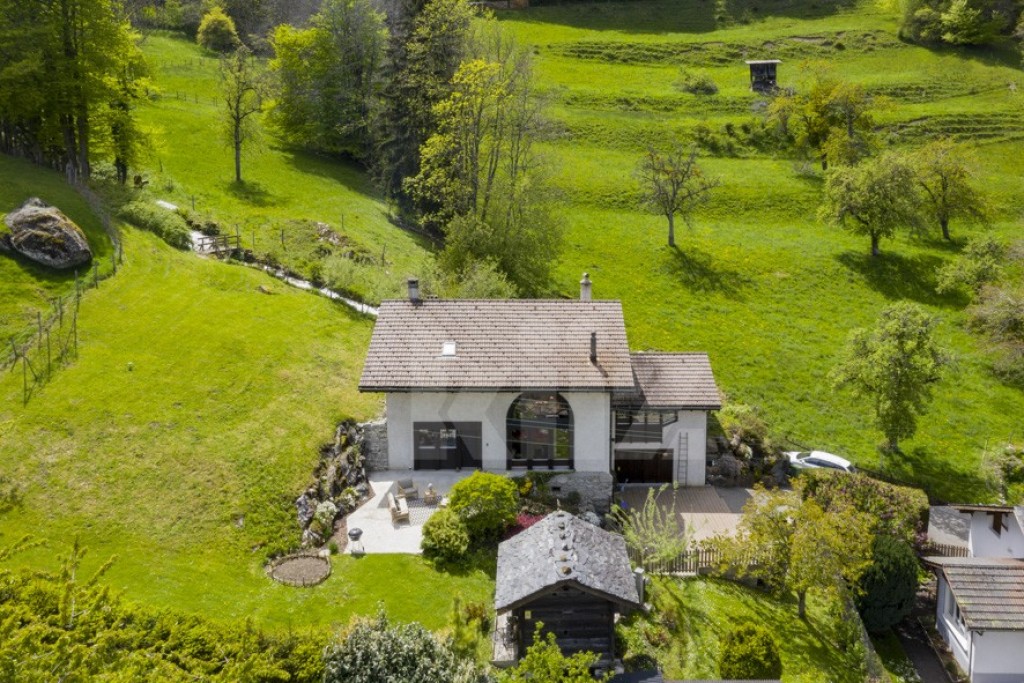 VENDU! Maison de caractère lovée dans un écrin de verdure - 1