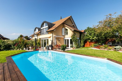 VENDU! Magnifique villa avec jardin, piscine et vue dégagée