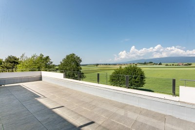 VENDU! Bel appartement avec grande terrasse et vue dégagée