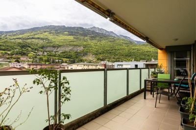 VENDU ! Bel attique avec grand balcon et vue dégagée